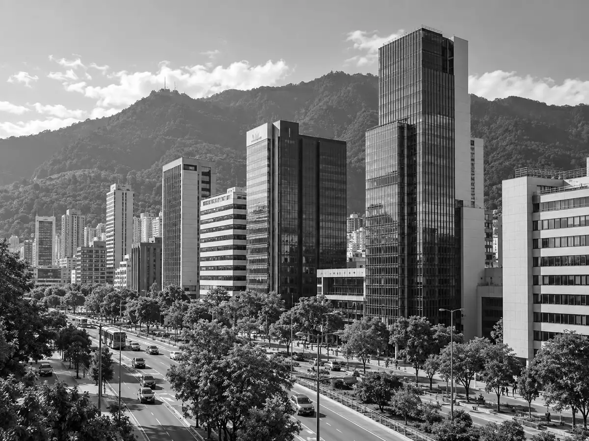 Edificios corporativos con montañas al fondo.